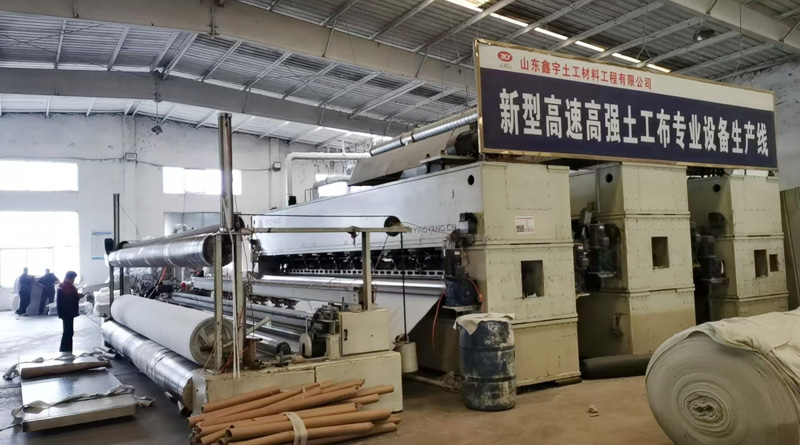 新型高速高強土工布生產設備工作車間.jpg