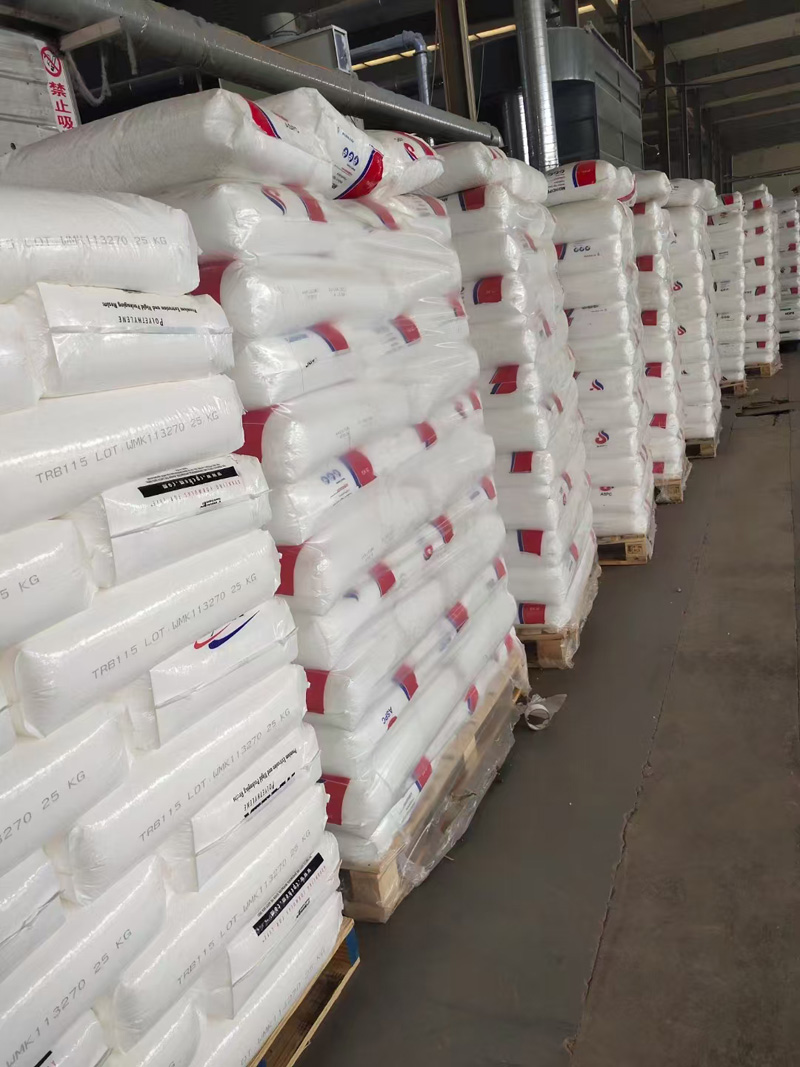 土工膜廠家準備的原料-高密度聚乙烯和HDPE.jpg