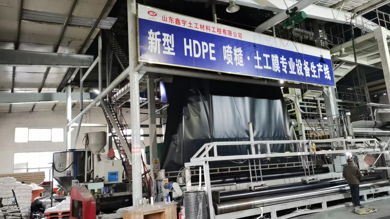 土工膜廠家生產(chǎn)車間忙碌 出口非洲訂單穩(wěn)步推進(jìn)