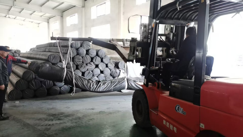 鄭州人工湖建設(shè)急需國標(biāo)4500克鈉基膨潤土防水毯發(fā)貨